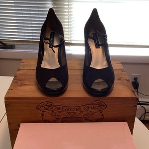 Women’s 10M Bandolino brown suede heels